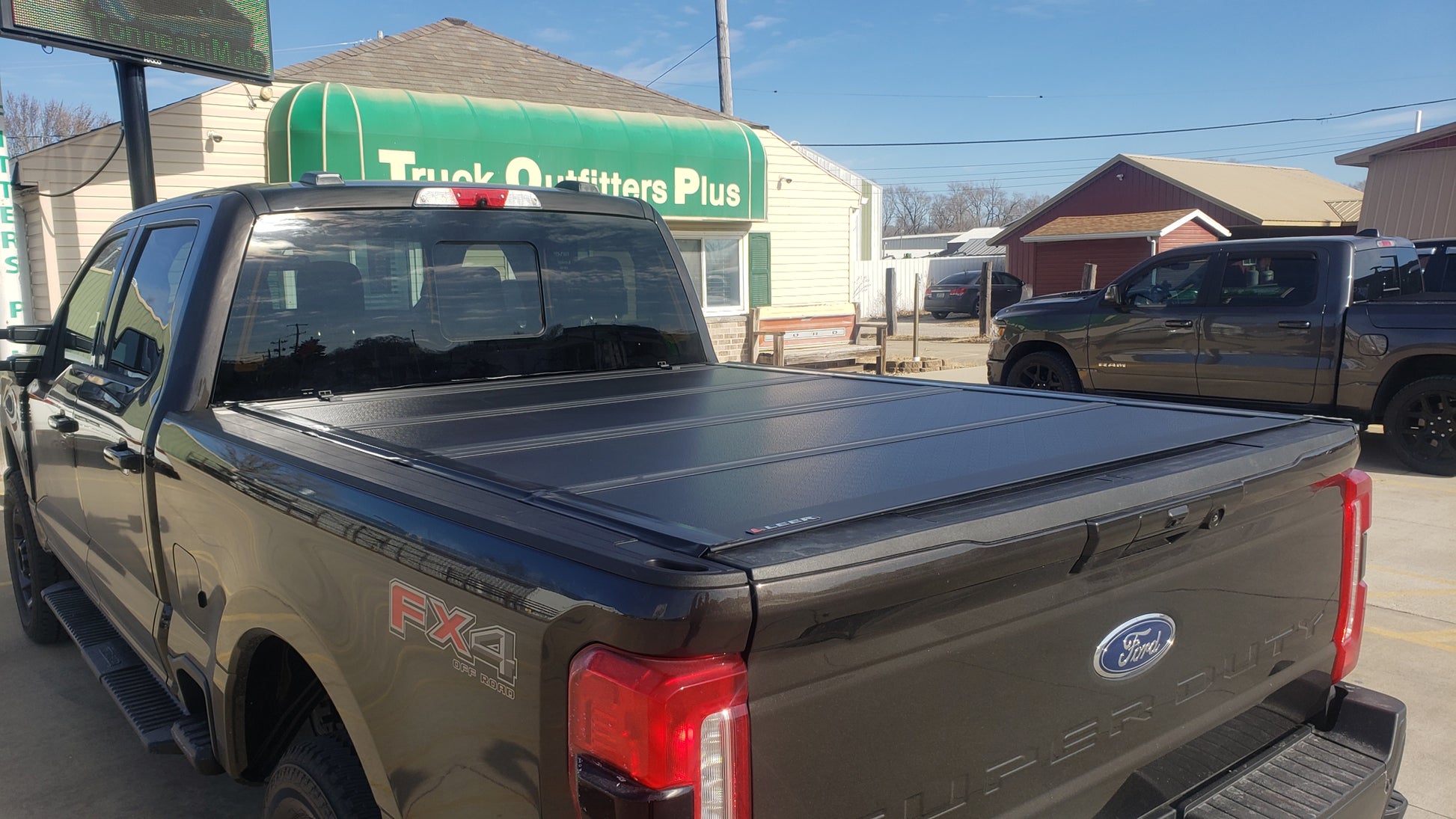 Leer HF 650M - Hard Quad-Fold Tonneau Cover - image 7