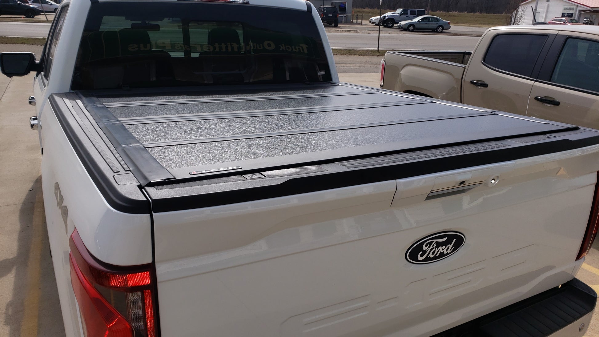 Leer HF 650M - Hard Quad-Fold Tonneau Cover - image 8