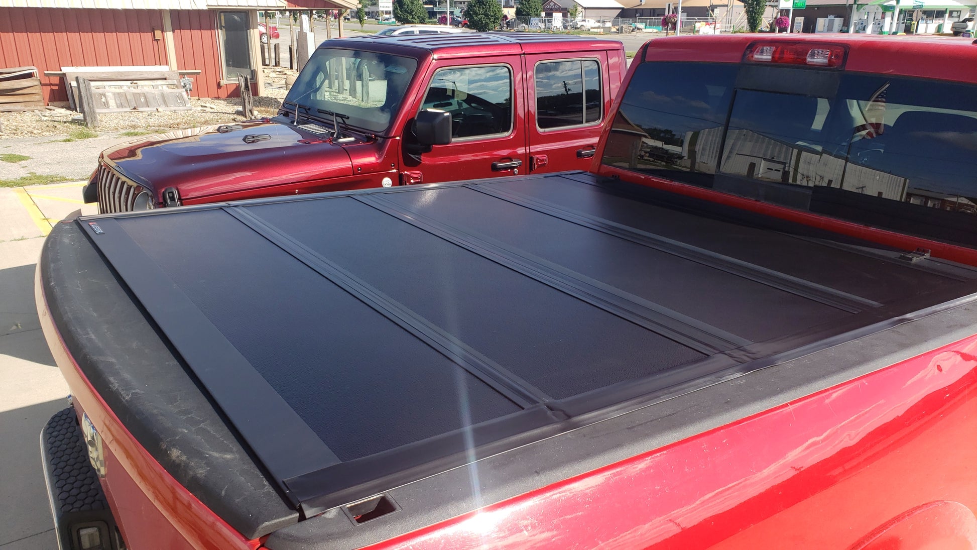 Leer HF 650M - Hard Quad-Fold Tonneau Cover - image 8