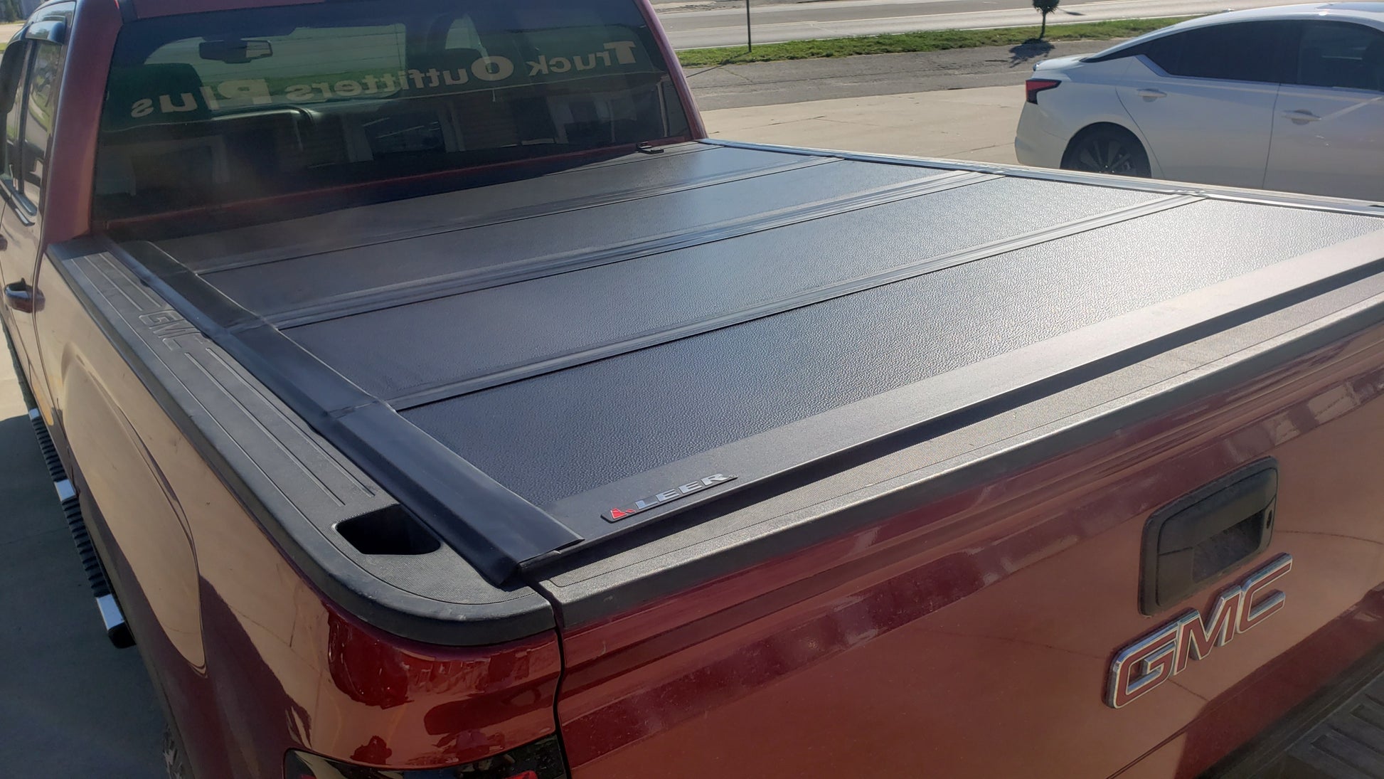 Leer HF 650M - Hard Quad-Fold Tonneau Cover - image 8