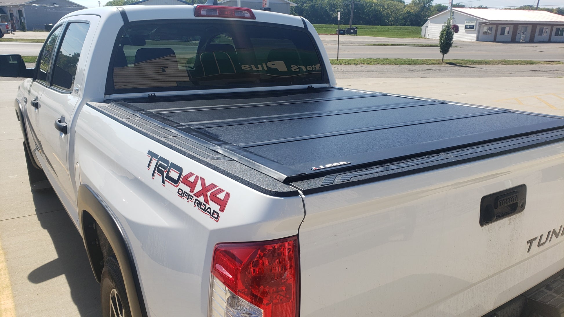 Leer HF 650M - Hard Quad-Fold Tonneau Cover - image 7